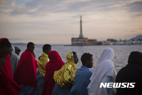 【AP/뉴시스】 = 1월 29일 지중해에서 국제인권단체의 구조선에 의해 구조된 299명의 아프리카 난민들이 이탈리아 메시나에 입항하고 있다. 독일은 아프리카 난민들의 유럽행 집결지인 리비아의 수용소에서 극심한 인권유린이 발생하고 있다고 보고 유럽난민유입을 막기 위해 무조건 리비아로 돌려보내는 것에 비판적 입장을 취하고 있다.  