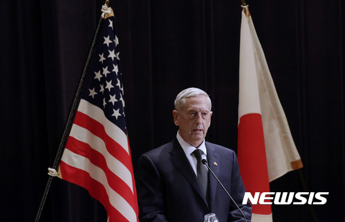 【도쿄=AP/뉴시스】미국 제임스 매티스 국방장관이 "이란은 중동지역의 테러 세력을 지원하는 최대 지원국"이라고 주장했다. 일본을 방문 중인 매티스 장관은 4일 도쿄에서 연 기자회견에서 "미국은 이란의 미사일 도발 등 행보를 무시하지는 않을 것"이라면서 이같이 밝혔다. 공동 기자회견 중인 매티스 장관. 2017.02.04 
