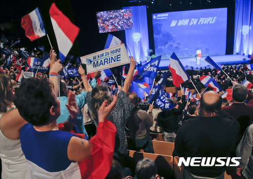 【리옹=AP/뉴시스】프랑스 극우정당 국민전선(FN)의 마린 르펜 대표가 5일(현지시간) 리옹에서 대선 출정식을 열었다. 이날 행사에는 지지자 약 4000명이 모였다. 2017.2.6. 