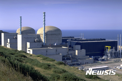 【AP/뉴시스】국영 프랑스전력(EDF)이 운영하고 있는 노르망디 해안의 플라망빌 원전 모습. 9일 이 원전 기계실에서 화재가 발생했으나 방사능 유출은 없었다고 전력사는 말했다. 2017. 2. 9. 
