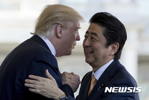 【워싱턴=AP/뉴시스】도널드 트럼프 미국 대통령이 백악관을 방문한 아베 신조(安倍晋三) 일본 총리와 환영 인사를 하고 있다. 아베 총리는 2박3일간의 일정으로 미국을 방문했다. 2017.02.11