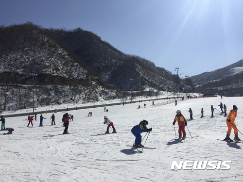 【마식령=AP/뉴시스】북한 원산 인근의 마식령 스키장에서 11일 북한 주민들이 스키를 즐기고 있다. 북한 올림픽위 고위 관계자는 13일 유엔 제재로 스키 해외 구매가 봉쇄된 것을 성토했다. 2017. 2. 13.   