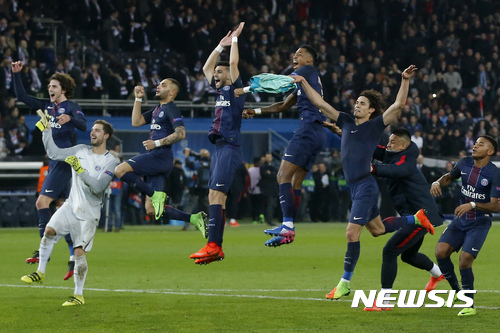 PSG players jump to celebrate their victory in the Champions League first leg knockout round match Paris Saint Germain against Barcelona, at the Parc des Princes stadium in Paris, Tuesday, Feb. 14, 2017. PSG won 4-0. (AP Photo/Michel Euler)