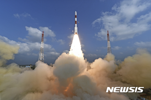 【 스리라리코타=AP/뉴시스】인도 스리하리코타에 있는 사티시 다완우주센터에서 15일 로켓이 발사되고 있다. 인도우주개발기구(ISRO)가 자체개발한 PSLV-C37 로켓에는 104개의 인공위성을 탑재돼있다. 2017.01.15 