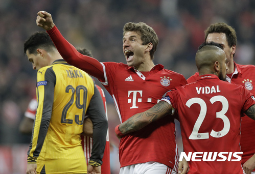 Bayern's Thomas Mueller, center, celebrates after scoring his side's fifth goal during the Champions League round of 16 first leg soccer match between FC Bayern Munich and Arsenal, in Munich, Germany, Wednesday, Feb. 15, 2017. (AP Photo/Matthias Schrader)