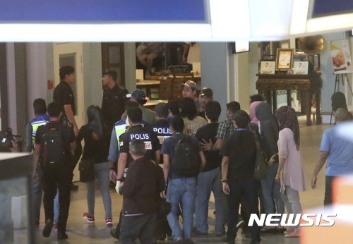 【쿠알라룸푸르=AP/뉴시스】17일(현지시간) 말레이시아 당국은 쿠알라룸푸르 국제공항 제2청사에서 북한 김정은 이복형인 김정남 살해 사건 현장검증을 진행하고 있다. 2017.02.18 