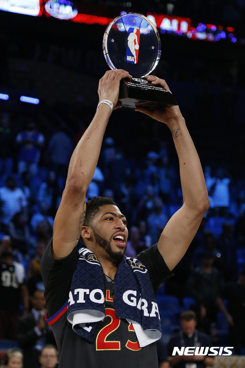 Western Conference forward Anthony Davis, of the New Orleans Pelicans, (23) lifts the Most Valuable Player trophy after the NBA All-Star basketball game in New Orleans, Sunday, Feb. 19, 2017. (AP Photo/Max Becherer)