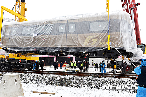 【김포=뉴시스】정일형 기자 = 김포도시철도 '골드라인' 첫 차량이 지난 21일 김포한강차량기지 레일에 내려지고 있다.(사진=김포시 제공)  jih@newsis.com