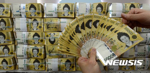 【서울=뉴시스】서울시가 자가진단표 등 성평등임금 실천 가이드라인을 만든다. 시중 은행이 있는 5만원권 지폐의 모습. (사진=뉴시스 DB)