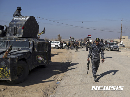 【모술=AP/뉴시스】이라크 연방경찰이 22일(현지시간) 정부군이 장악한 모술 서부에 있는 마을 아부 사이프에 배치되고 있다. 2017.02.23 