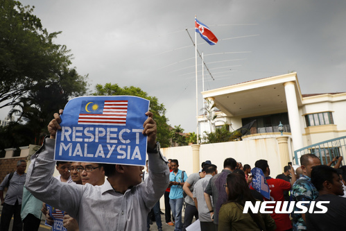 【쿠알라룸푸르=AP/뉴시스】말레이시아의 한 단체 회원이 23일 쿠알라룸푸르 북한 대사관 앞에서 "말레이시아를 존중하라"라고 쓴 종이를 들어보이며 시위를 벌이고 있다. 2017.02.23  