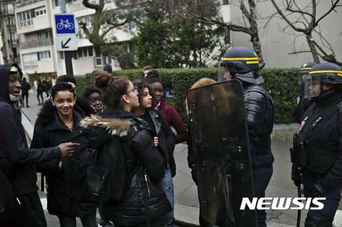 【파리=AP/뉴시스】23일 파리의 십대 학생들이 흑인 청년에 대한 경찰 폭행에 항의하는 시위를 벌인 가운데 앙리 베르그송 학교 앞에서 진압 경찰과 학생들이 대화하고 있다. 2017. 2. 23.  