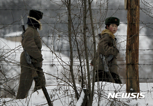 【신의주=AP/뉴시스】지난 2010년 11월 28일 중국 랴오닝성 단둥에서 촬영한 사진으로, 건너편인 북한 신의주 압록강변에서 순찰하는 북한 군인의 모습. 2017.02.25