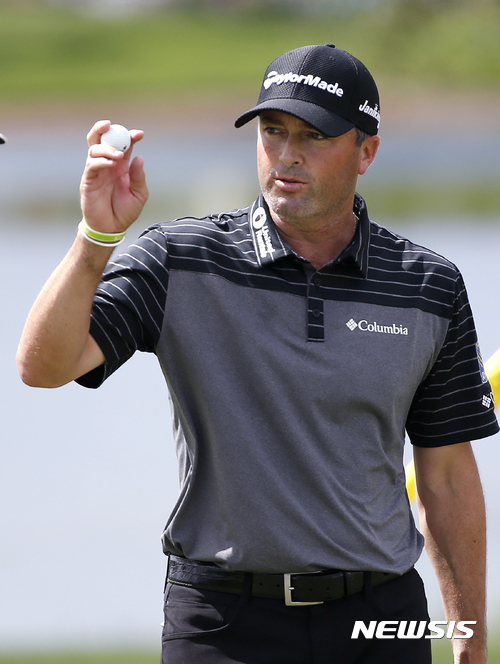 Ryan Palmer acknowledges the crowd as he finishes the second round of the Honda Classic golf tournament, Friday, Feb. 24, 2017, in Palm Beach Gardens, Fla. (AP Photo/Wilfredo Lee)
