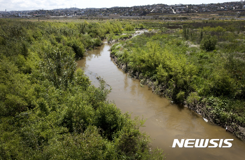 【AP/뉴시스】 = 지난 2012년 미 캘리포니아주의 샌 이시드로 곁을 지나는 티후아나강의 오염된 광경(AP자료사진) . 올 2월 2일부터 시작된 티후아나의 하수관 누출로 미국쪽 태평양연안의 바다가 또 오염되었다고 캘리포니아 당국이 밝혔다.  
