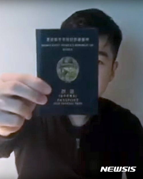 【서울=뉴시스】8일 말레이시아에서 피살된 김정남의 아들 김한솔로 추정되는 인물이 담긴 영상이 유튜브에 게재됐다.  영상에서 이 남성은 자신의 소개와 여권을 보여주는 등 "내 아버지는 며칠 전에 피살됐다"고 언급했다. 2017.03.08. (사진=유튜브 캡쳐)  photo@newsis.com