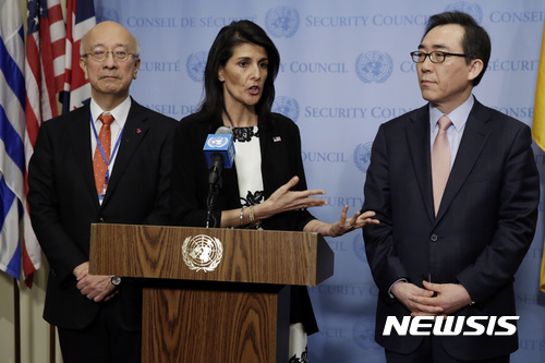 【유엔본부=AP/뉴시스】8일(현지시간) 니키 헤일리 유엔 주재 미국대사(가운데)는 유엔 본부에서 북한 미사일 발사와 관련한 유엔 안전보장이사회(안보리) 비공개 긴급회의를 마친 후 기자회견에서 북한에 대해 