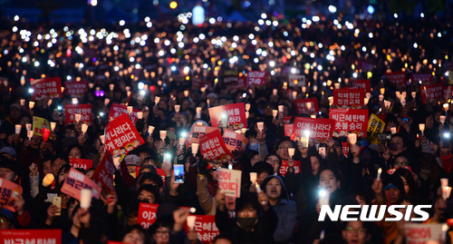 【서울=뉴시스】추상철 기자 = 박근혜 전 대통령의 탄핵선고 이틀째인 11일 오후 서울 종로구 광화문광장에서 열린 마지막 촛불집회에서 참가자들이 '촛불승리'를 외치고 있다. 2017.03.11.  scchoo@newsis.com