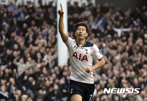 Tottenham's Heung-Min Son celebrates after scoring his side's third goal during the English FA Cup quarterfinal soccer match between Tottenham Hotspur and Millwall FC at White Hart Lane stadium in London, Sunday, March 12, 2017. (AP Photo/Matt Dunham)