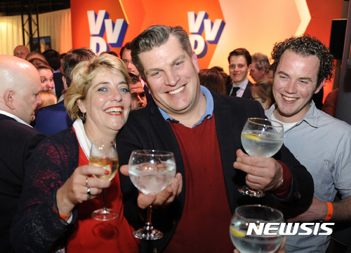 【헤이그=AP/뉴시스】네덜란드 집권 자유민주당(VVD)의 지지자들이 15일(현지시간) 헤이그에서 총선 승리를 축하하고 있다. 2017.3.16.
