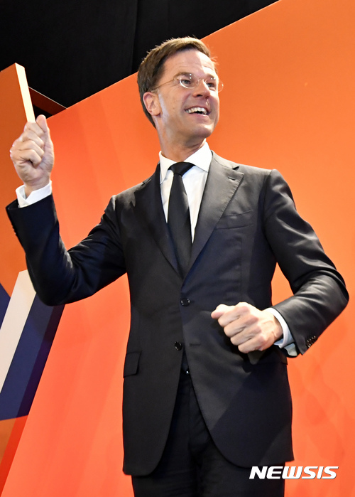 【헤이그=AP/뉴시스】네덜란드 자유민주당(VVD)의 마르크 뤼테 총리가 15일(현지시간) 헤이그에서 총선 승리 연설을 하고 있다. 2017.3.16.