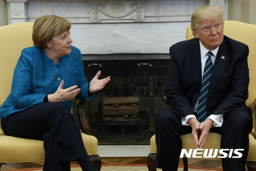 【워싱턴=AP/뉴시스】앙겔라 메르켈 독일 총리(왼쪽)와 도널드 트럼프 미국 대통령이 17일(현지시간) 백악관에서 정상회담을 하고 있다. 2017.3.18. 