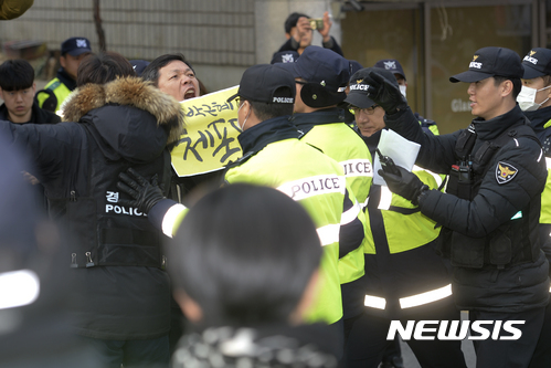 【서울=뉴시스】최진석 기자 = 박근혜 전 대통령의 검찰 조사를 이틀 앞둔 19일 오전 서울 강남구 삼성동 박 전 대통령의 자택 앞 에서 한 시민이 체포를 외치며 관련 손 피켓을 들고 있다. 2017.03.19.  myjs@newsis.com