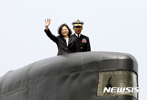 【가오슝=AP/뉴시스】차이잉원 대만 총통이 21일 남부 가오슝에 있는 쭤잉 해군기지를 방문해 잠수함에 탑승해 손을 흔들고 있다. 차이 총통은 대만 방위력을 향상시키기 위해 잠수함을 자체 생산하는 계획을 추진 중이다.  2017.03.21 