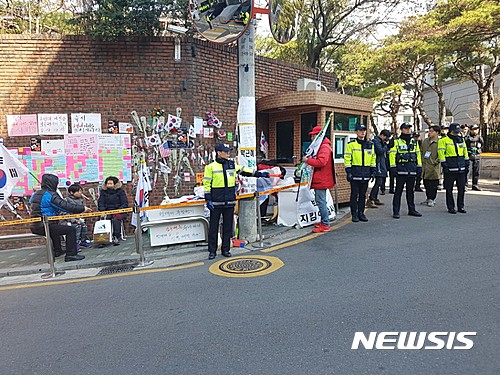 【서울=뉴시스】이재은 기자 = 박근혜 전 대통령이 약 22시간 동안 검찰 조사를 받고 귀가한 22일 오전 사저 앞은 조용한 분위기가 이어졌다.   