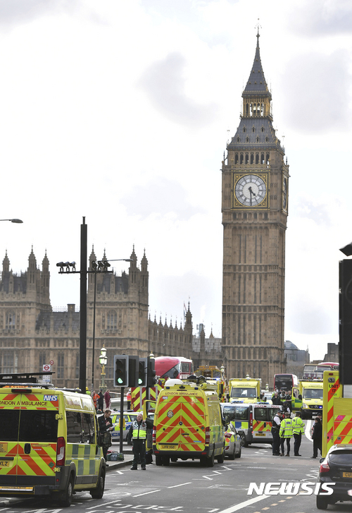 【런던=AP/뉴시스】영국 런던의 상징 빅벤이 있는 국회의사당 앞 다리에서 22일(현지시간) 차량테러로 다수의 사상자가 발생했다. 사진은 사건 발생 후 앰뷸런스와 경찰차가 몰려있는 현장 모습. 2017.02.23  