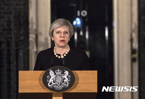 【런던=AP/뉴시스】테리사 메이 영국 총리가 22일(현지시간) 런던 총리 관저 앞에서 이날 낮 웨스트민스터 국회의사당 인근에서 발생한 테러 사건에 관한 성명을 발표하고 있다. 2017.03.23 