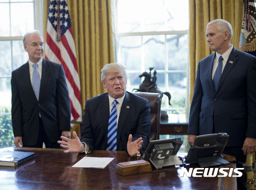 President Donald Trump, flanked by Health and Human Services Secretary Tom Price, left, and Vice President Mike Pence, right, speaks about the health care overhaul bill, Friday, March 24, 2017, in the Oval Office of the White House in Washington. (AP Photo/Pablo Martinez Monsivais)