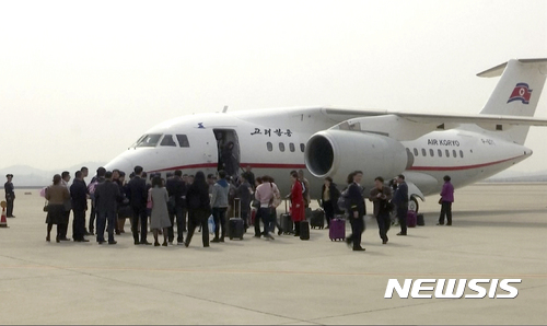 【평양=AP/뉴시스】북한 고려항공 JS 782편이 28일 첫 취항한 중국 단둥에서 평양 순안 공항에 도착하자 중국 관광객들이 내리고 있다. 2017. 3. 28. 