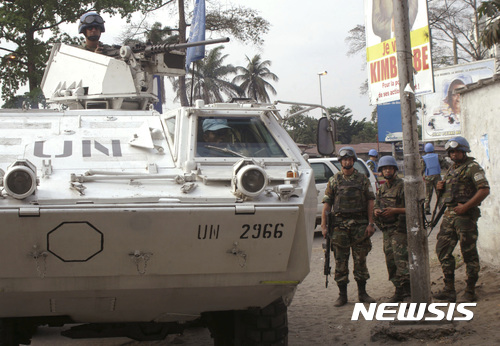 【킨샤사(콩고) = AP/뉴시스】 = 콩고의 수도 킨샤사를 순찰하고 있는 유엔군 장갑차와 병사들. 이들은 콩고 안에서 활동하는 수많은 반군 단체들의 공격목표가 되기도 했다.  