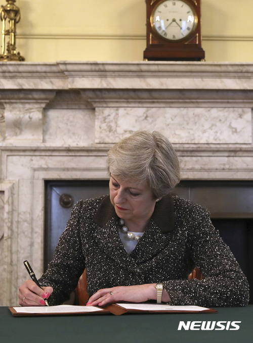 【런던=영국총리실 ·AP/뉴시스】테리사 메이 영국 총리가 28일(현지시간) 런던 총리관저에서 도널트 투스크 유럽이사회 의장에게 영국의 유럽연합 탈퇴를 통보하는 서한에 서명하고 있다. 2017.03. 29