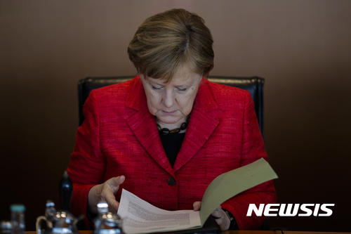 【 베를린=AP/뉴시스】앙겔라 메르켈 독일 총리가 29일(현지시간) 베를린 총리관저에서 주례 각료회의를 주재하며 문건을 읽고 있다. 테리사 메이 영국 총리가 이날 유럽연합(EU)탈퇴를 공식 통보하면서, 유럽 최강국 독일의 지도자인 메르켈의 리더십에 관심이 집중하고 있다. 2017.03.29 