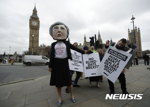 【 런던=AP/뉴시스】영국 런던의 웨스트민스터 의사당 앞에서 29일(현지시간) 테리사 메이 총리 가면을 쓴 여성 등 시위자들이 협상 과정의 투명한 공개를 촉구하는 시위를 벌이고 있다. 2017.03.20 
