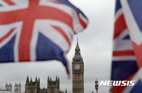【런던=AP/뉴시스】29일(현지시간) 영국이 유럽연합(EU)에 탈퇴를 통보했다. 사진은 런던 국회의사당 앞에 휘날리는 영국 국기. 2017.3.30. 