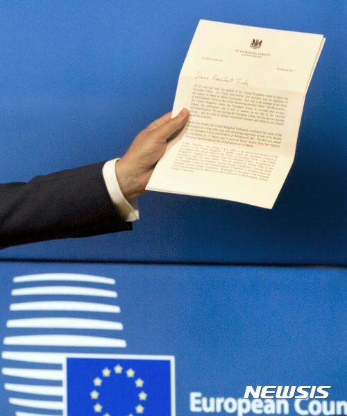 【브뤼셀=AP/뉴시스】도널트 투스크 유럽이사회 상임의장이 29일(현지시간) 벨기에 브뤼셀에서 기자회견 중 테리사 메이 영국 총리가 보낸 브렉시트 통보 편지를 들어보이고 있다. 편지 맨 앞에 "투스크 의장에게"라고 육필로 써있다. 2017.03.30 