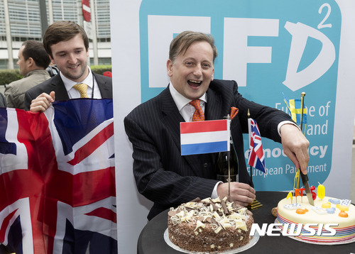 【 브뤼셀=AP/뉴시스】영국 극우정당인 '영국독립당'의 레이 핀치 하원의원이 29일(현지시간) 벨기에 브뤼셀에서 브렉시트 공식선언을 자축하는 의미로 케이크를 자르고 있다. 