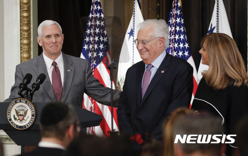 【워싱턴 = AP/뉴시스】 = 마이크 펜스 미국부통령(왼쪽)이 29일 백악관에서 데이비드 프리드먼 신임 이스라엘 대사에게 임명장을 주기 전에 축하 발언을 하고 있다.   