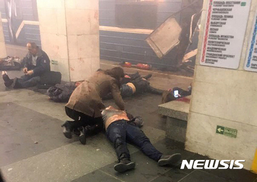 【상트페테르부르크=AP/뉴시스】3일(현지시간) 러시아 상트페테르부르크 지하철에서 폭탄 테러가 발생해 11명이 사망하고 수십 명이 다쳤다. 사진은 부상자들이 역사에 피신해 있는 모습.2017.4.4.