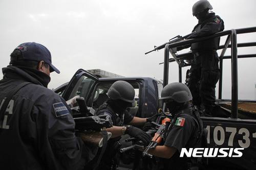 【멕시코시티 = AP/뉴시스】 = 지난 4월 6일 멕시코 경찰의 고위층이 마약조직과 내통한 사실이 미국 검찰에 의해 밝혀지면서 창피를 당한 멕시코 경찰의 무장진압대가 마약조직들의 무기를 압수, 수송하고 있다( AP자료사진).  최근에는 게레로주의 한 휴양도시 경찰서에 위장잠입해 근무해온 20명의 마약조직원들이 적발되기도 했다. 