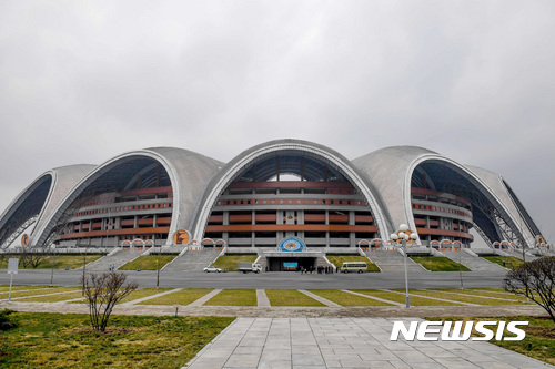 【평양=뉴시스】사진공동취재단 = 6일 여자축구 대표선수들이 훈련장으로 사용한 5월1일(능라도)경기장. 15만여명의 관중들이 들어 갈 수 있는 규모의 경기장이다. 2017.04.06. photo@newsis.com