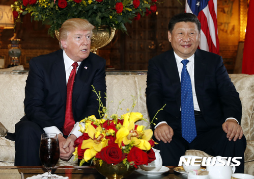 【팜비치=AP/뉴시스】도널드 트럼프 미국 대통령과 시진핑 중국 국가주석이 6일(현지시간) 플로리다주 팜비치 마라라고에서 만찬을 갖기 전 나란히 앉아 있다. 2016.04.07 