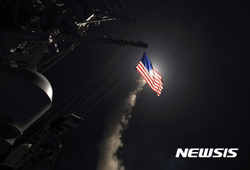 【미해군·AP/뉴시스】미국 해군이 7일(현지시간) 지중해에 위치한 미 구축함 USS포터에서 시리아 공군기지 공격을 위해 토마호크 순항 미사일을 발사하는 장면을 담은 사진을 공개했다. 2017.4.7. 