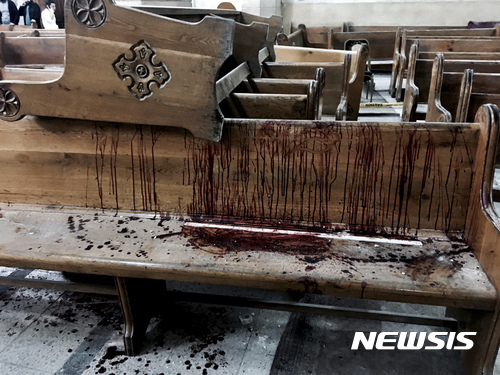 【탄타=AP/뉴시스】이집트 탄타에 있는 콥트교 성조지 교회 의자에 9일(현지시간) 자살폭탄테러로 인한 핏자국이 선명하게 남아 있다. 이번 테러로 40명 이상이 사망하고 100명 이상이 부상을 입었다. 2017.04.10