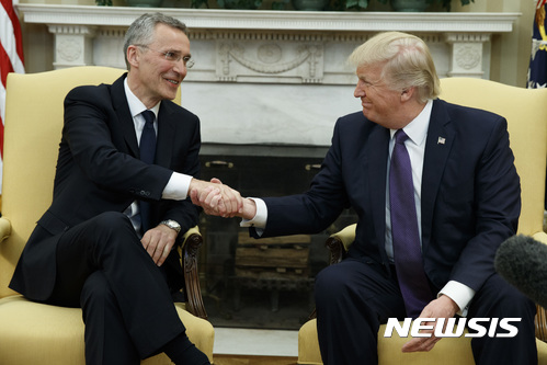 【워싱턴=AP/뉴시스】도널드 트럼프(오른쪽) 미국 대통령과 옌스 스톨텐베르크 북대서양조약기구(NATO) 사무총장이 12일(현지시간) 미국 백악관에서 가진 첫 공식 회담에서 악수를 나누고 있다. 2017.04.12.