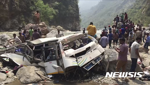 인도 카슈미르서 버스 절벽 추락...12명 사망 18명 부상