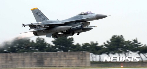 [군산=뉴시스]고범준 기자 = 지난 2017년 4월20일 전북 군산 공군기지에서 열린 2017년 맥스선더(Max Thunder) 훈련에 참가한 F-16 전투기가 이륙 하고 있다. 2017.04.20. bjko@newsis.com